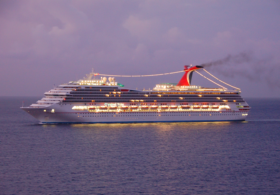 Disfruta al caer la noche de la magia de navegar en un gran Crucero